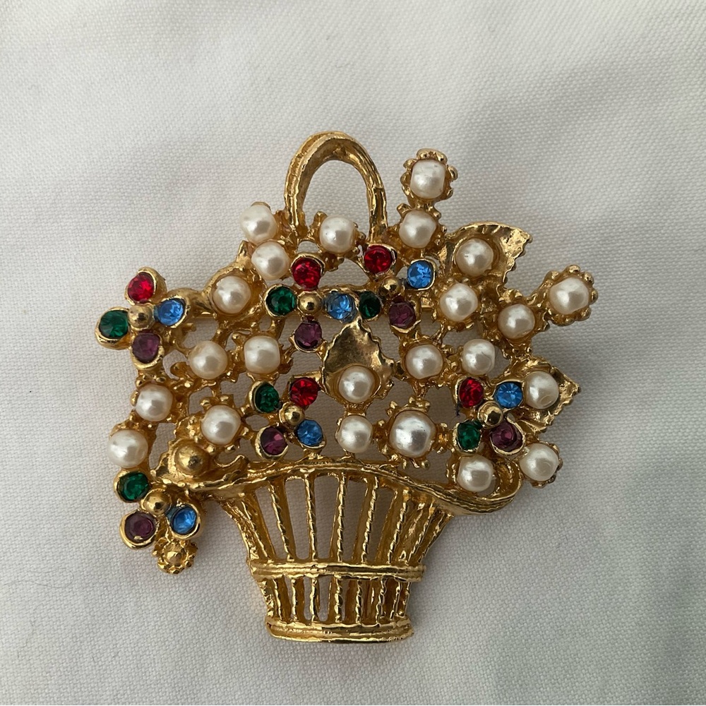 Elegant Gold Floral Brooch with Pearls and Gem Accents